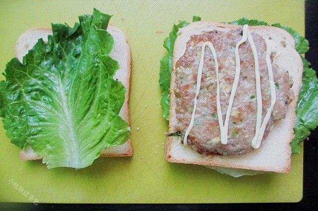 三明治下午茶,把汉堡肉的那片,叠在鸡蛋生菜上面