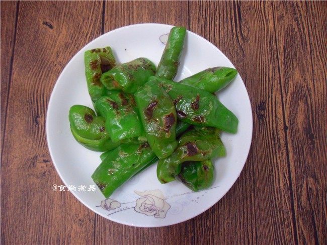 酱香虎皮尖椒,铲起,放一旁待用