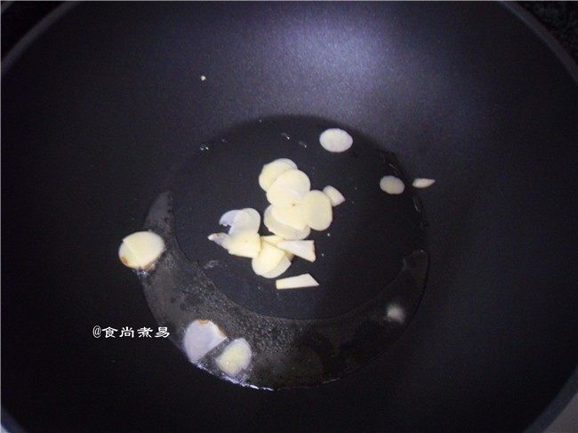 酱香虎皮尖椒,热锅,锅内倒入食用油,下蒜片爆香