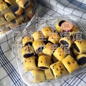 红豆一口酥,刚烤出来的点心是软的,不要移动,彻底冷却后还会硬,放进口袋里密封回油下,口感最好,虽然叫一口酥,但真的不是酥的口感,很适合老人小孩作为零食食用
