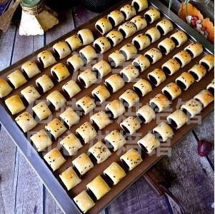 红豆一口酥,烘焙温度我用180度,观察上色满意即可,大概15-20分钟