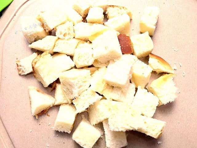 时蔬芝心面包布丁,厚片吐司切丁。