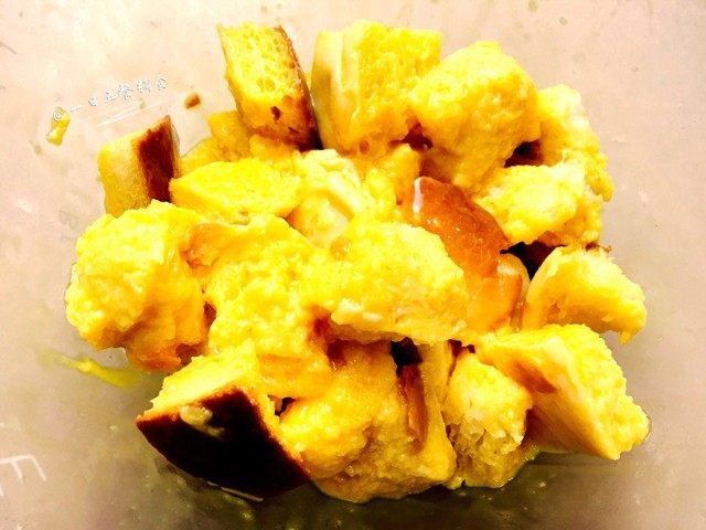 时蔬芝心面包布丁,加入吐司丁，轻轻搅拌均匀，让吐司尽量多的吸收蛋奶液。