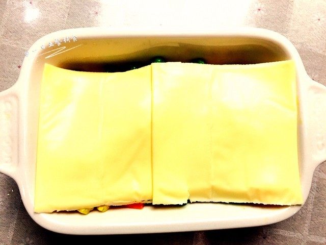 时蔬芝心面包布丁,盖2片<a style='color:red;display:inline-block;' href='/shicai/ 62159'>芝士片</a>。