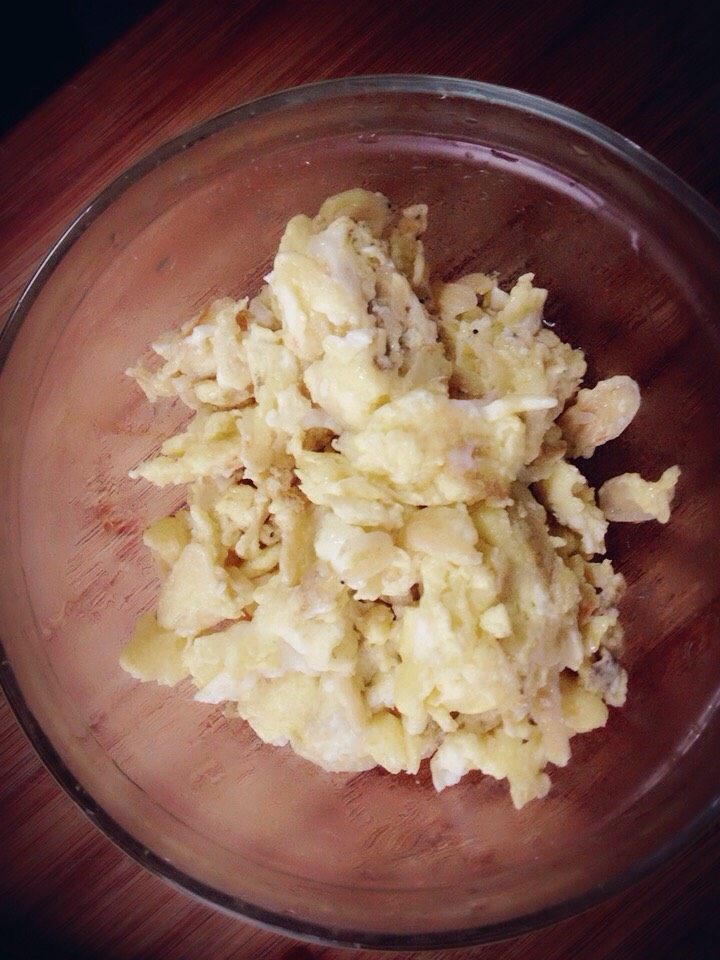丝瓜虾皮炒蛋,炒锅入油,把蛋炒散,先起锅待用