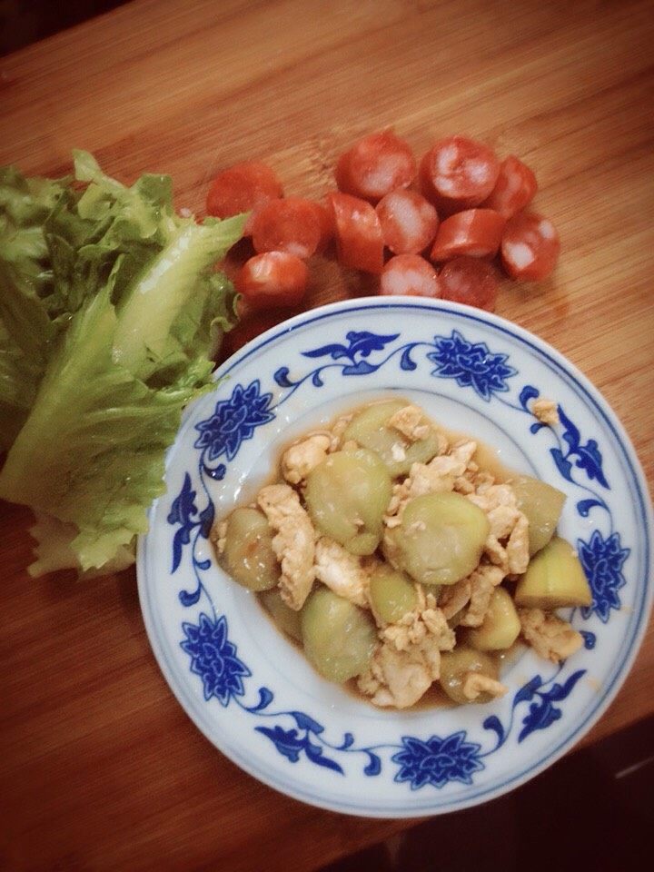 丝瓜虾皮炒蛋,焖煮时间二十分钟左右(小火煮),我喜欢丝瓜嫩,所以我会烧的时间拉长