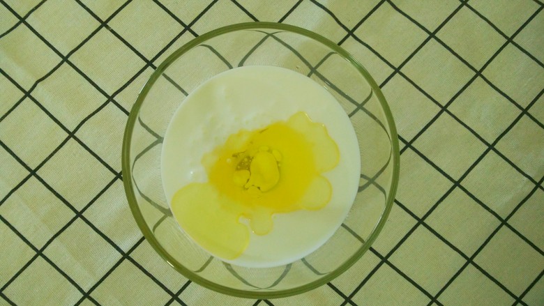 嫩口酸奶蒸蛋,酸奶中加入<a style='color:red;display:inline-block;' href='/shicai/ 140122'>玉米油</a>50ml。充分搅拌均匀。