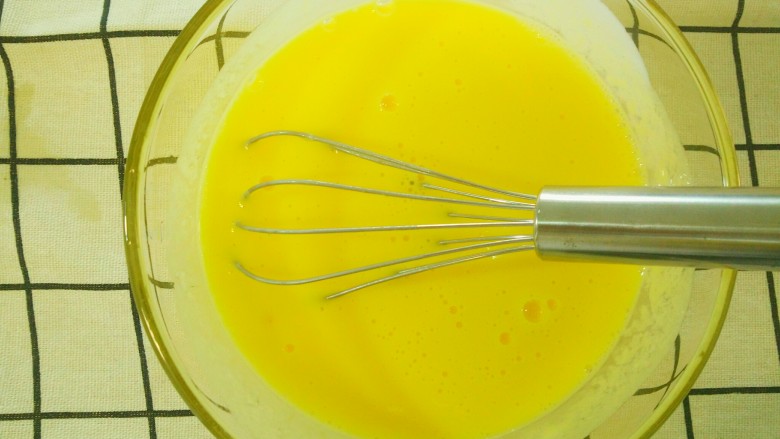 嫩口酸奶蒸蛋,酸奶的部分，记得要用手动的蛋抽，不要用电动的打发器。