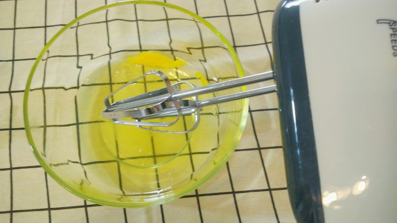 嫩口酸奶蒸蛋,把4个蛋白倒进搅拌碗，用电动打发器打发，期间分3次加入15g白砂<a style='color:red;display:inline-block;' href='/shicai/ 10588'>糖</a>。