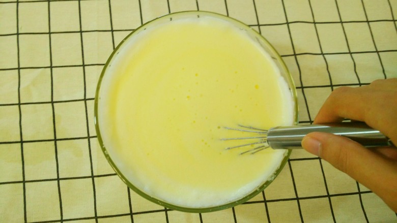 嫩口酸奶蒸蛋,用蛋抽充分搅拌均匀。