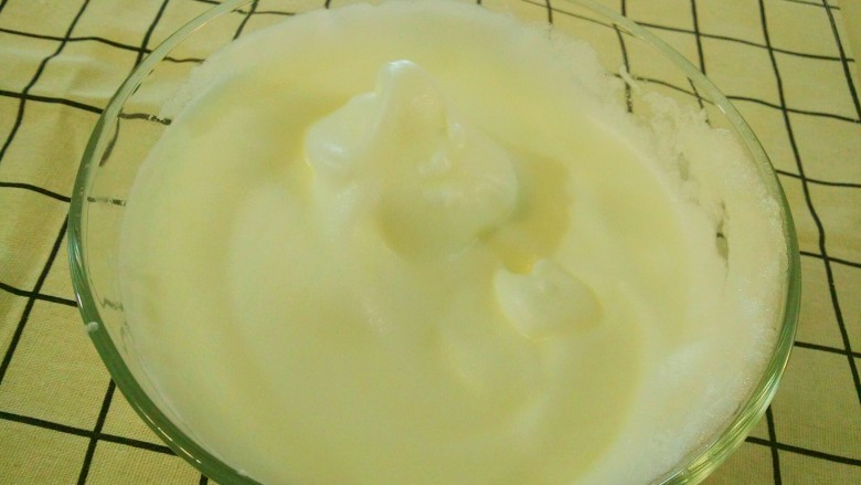 嫩口酸奶蒸蛋,蛋白打发至起这种奶油尖就可以了。