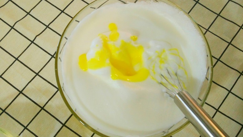 嫩口酸奶蒸蛋,把之前搅拌好的酸奶糊倒进打发的蛋白中。