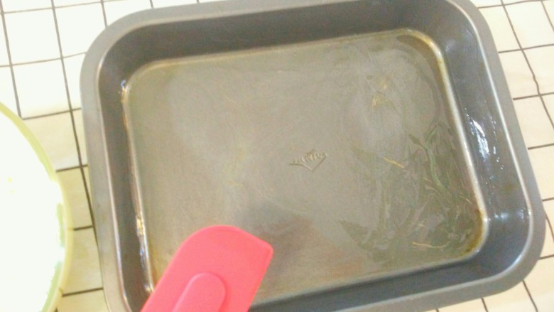 嫩口酸奶蒸蛋,在盘子的底部和四周，刷一层玉米油，方便蒸好后脱盘。