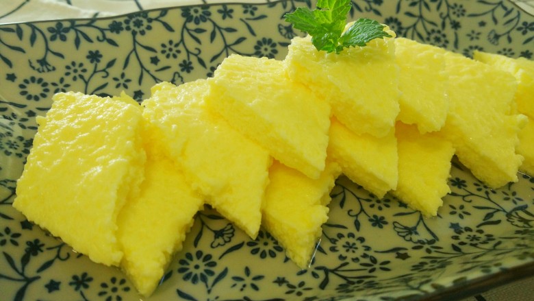 嫩口酸奶蒸蛋,蒸好后，切菱形块，摆盘就可以了，我加了薄荷叶做装饰。