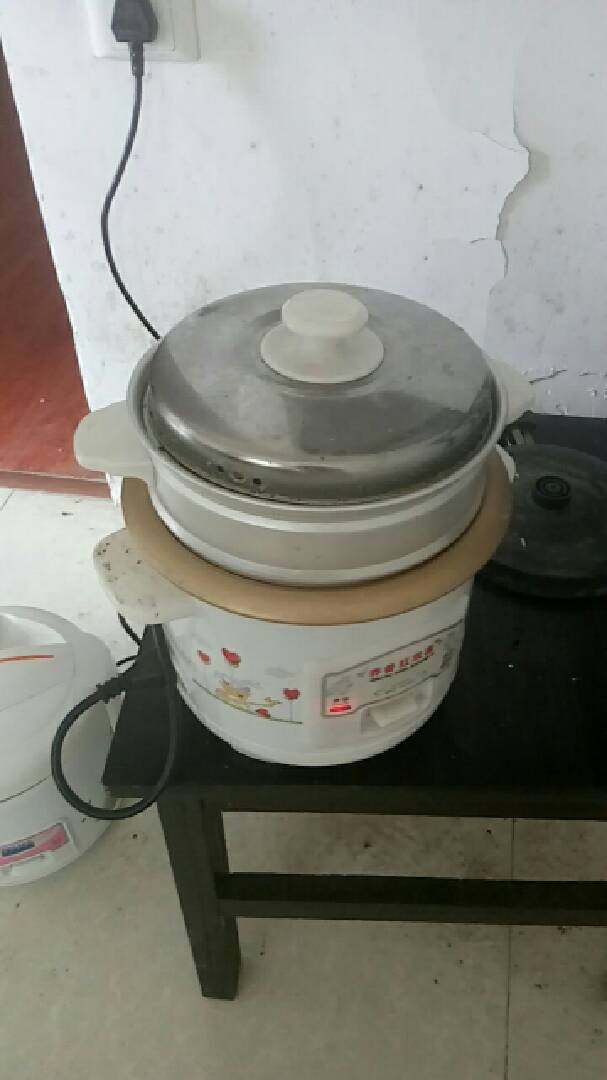 美味可口自制炒全鱼,放到锅里蒸十五分钟的,确保鱼熟了再断。
