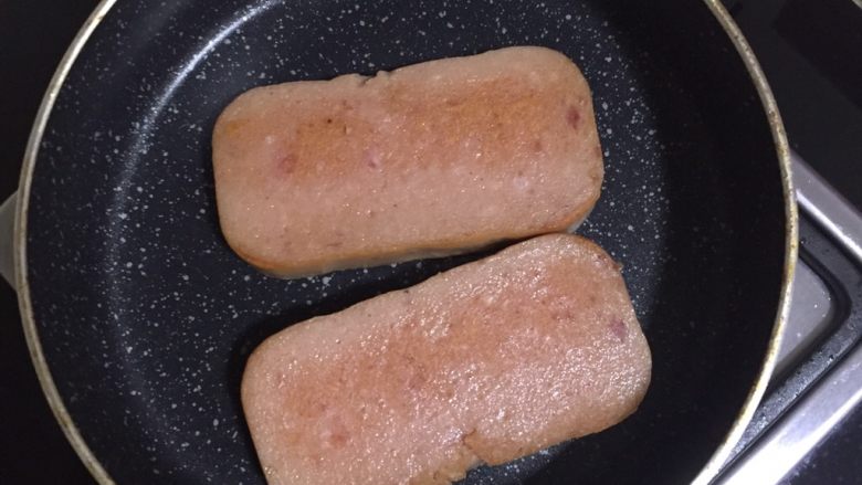 三明治里的爱马仕--厚吐司, 午餐肉和火腿片放锅里煎好。