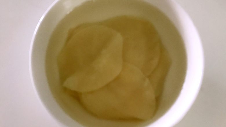 凉拌饺子皮,捞出饺子皮放到凉开水中过凉,多过几遍才能彻底凉透。
