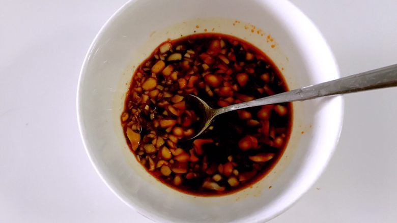 凉拌饺子皮,装入小碗,加入盐 白糖 酱油 白醋 水 辣椒油 ,搅拌均匀。