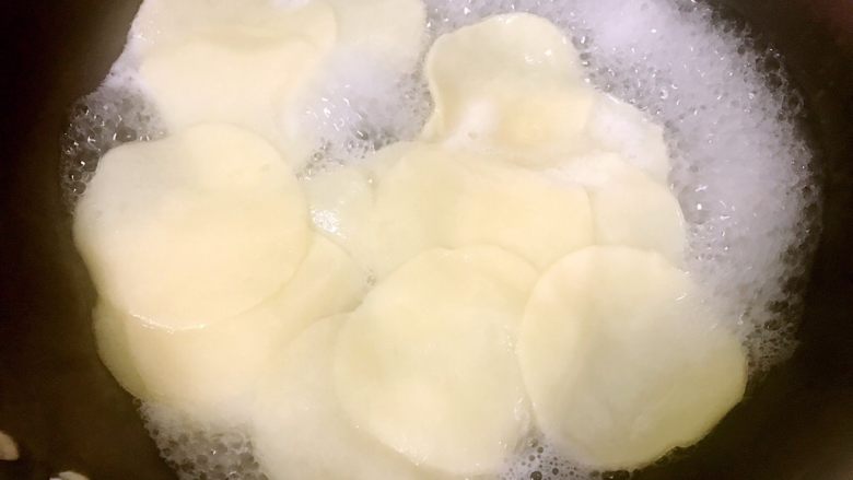 凉拌饺子皮,锅中水烧开,将饺子皮逐次放入锅中煮熟,用时2-3分钟左右。