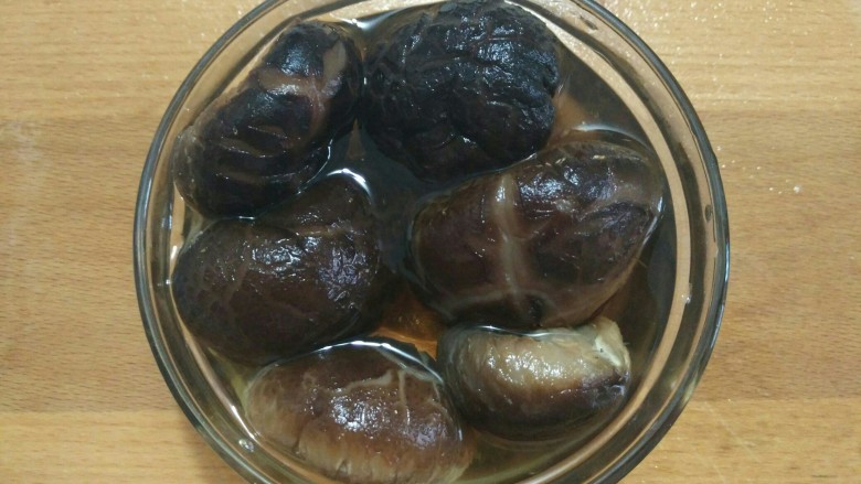 鸡肉丸子,<a style='color:red;display:inline-block;' href='/shicai/ 3068'>冬菇</a>浸泡至软