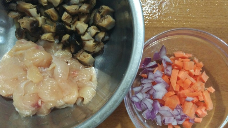 鸡肉丸子,浸泡好的冬菇，<a style='color:red;display:inline-block;' href='/shicai/ 25'>胡萝卜</a>，<a style='color:red;display:inline-block;' href='/shicai/ 29'>洋葱</a>切碎，<a style='color:red;display:inline-block;' href='/shicai/ 101'>鸡胸肉</a>切丁