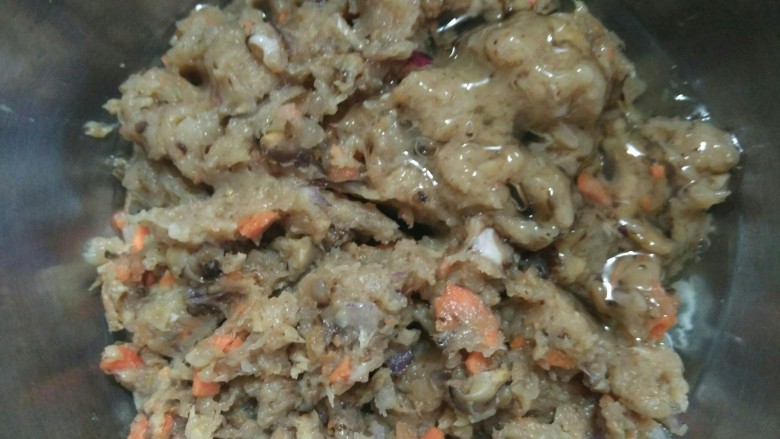 鸡肉丸子,使用搅拌器混合打碎所有材料,然后加入一个<a style='color:red;display:inline-block;' href='/shicai/ 59093'>鸡蛋清</a>
