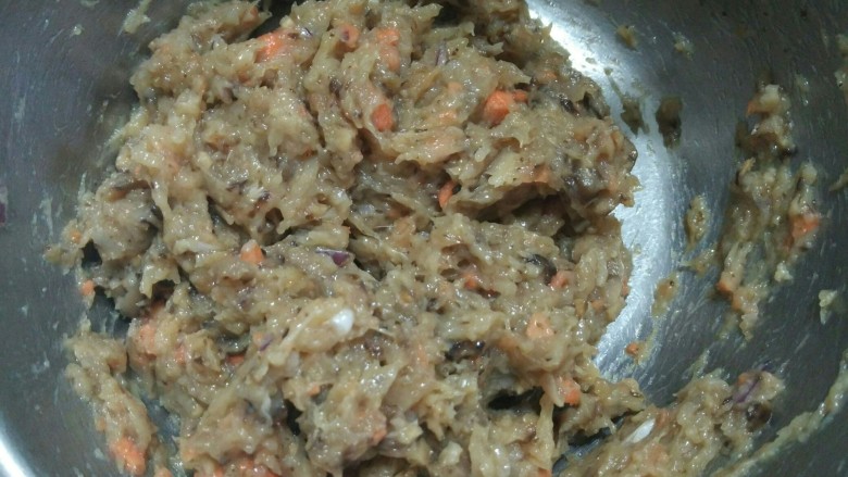 鸡肉丸子,用筷子顺着一个方向搅拌上筋