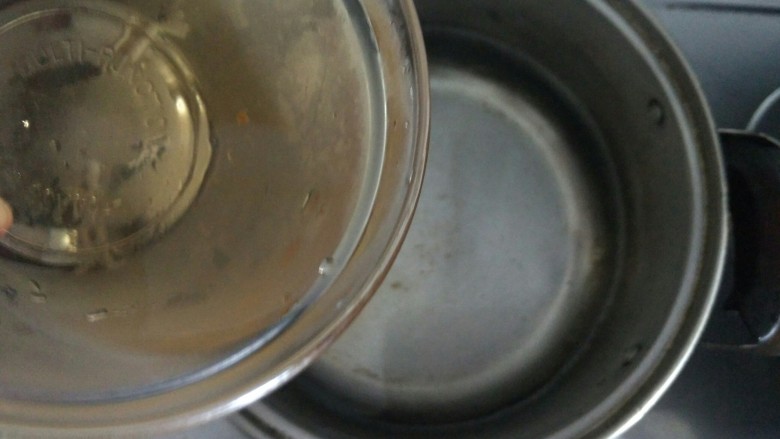 鸡肉丸子,锅内烧开水,可以把浸泡冬菇的水加进去
