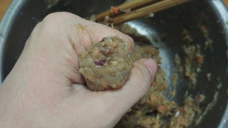 鸡肉丸子,水沸腾后开始做丸子,利用虎口挤出肉丸,然后放入沸水里煮,挤一个放一个,速度要快(也可以挤完需要的量一起放进去煮)
