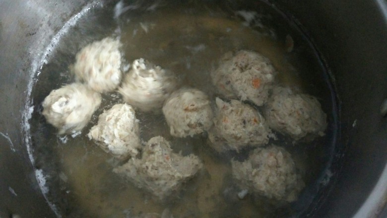 鸡肉丸子,锅内水再次沸腾,撇去浮沫,肉丸煮熟后捞起(一般肉丸浮起就基本上熟了)