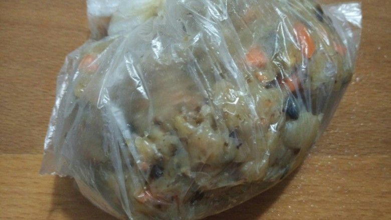 鸡肉丸子,轻断食日必须控制卡路里摄入,因为希望吃得更丰富些,所以我只取了一半肉泥制作肉丸,剩余的可以装入保鲜袋放入冰箱冷冻保存
