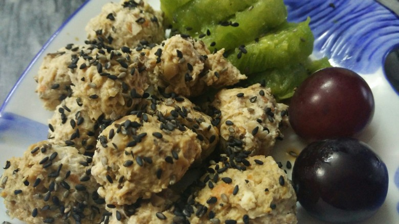 鸡肉丸子,肉丸装盘后淋上<a style='color:red;display:inline-block;' href='/shicai/ 788'>生抽</a>,撒上芝麻即可,根据个人实际情况和喜好可以搭配其他水果,这样就丰富许多了。