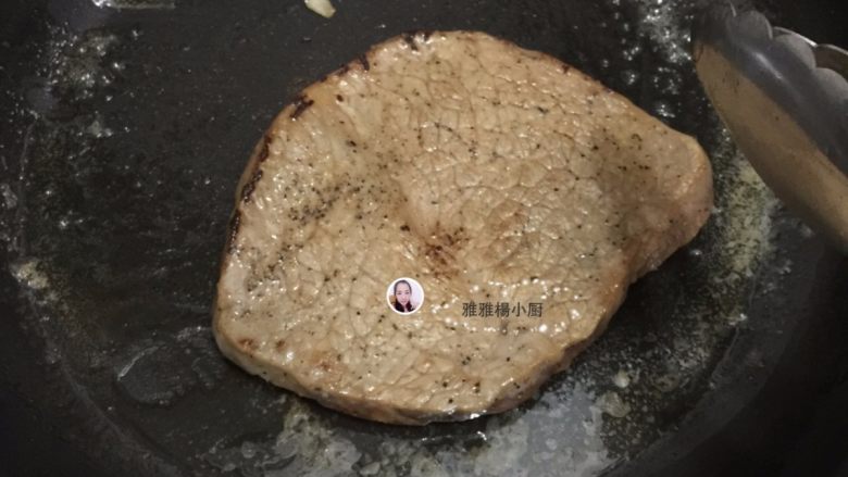 香煎牛排,6. 这是翻面过来的颜色,煎至如图的颜色
