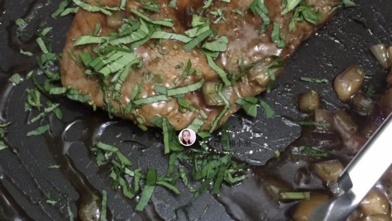 香煎牛排,8. 把罗勒切碎加入,稍微煎一煎即可装盘