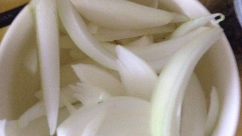 自制水煮肉片,我还放了圆葱。也不用煮。放在菜的上面就可以。