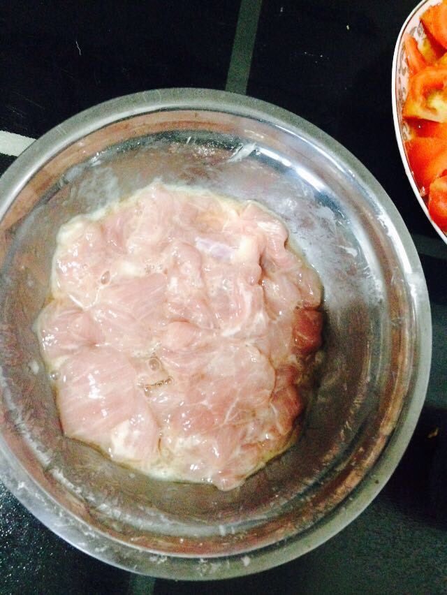 自制水煮肉片,里脊肉切片。放入料酒。鸡精。盐。淀粉。鸡蛋清。研制一会。用手抓匀