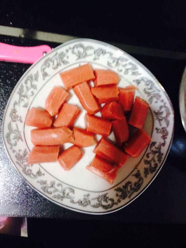 自制水煮肉片,再放入自己喜欢的肠类。或者不放。