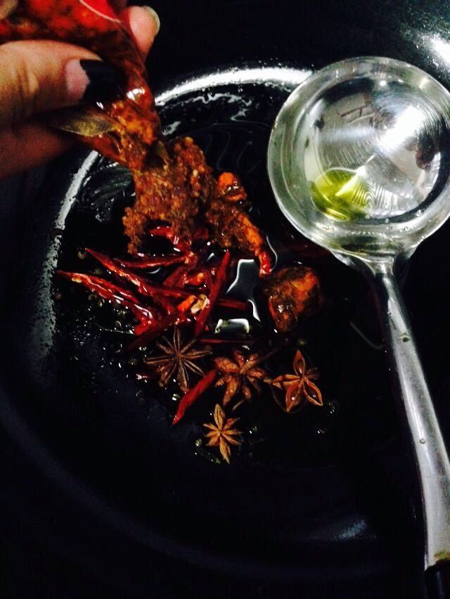 自制水煮肉片,热锅起油。油热了放。辣椒。花椒。大料。豆瓣酱。红99火锅底料。炒香。出红油。