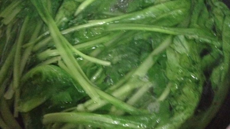 自制水煮肉片,青菜洗干净。水煮一下。可以煮的烂一些。根据自己喜好