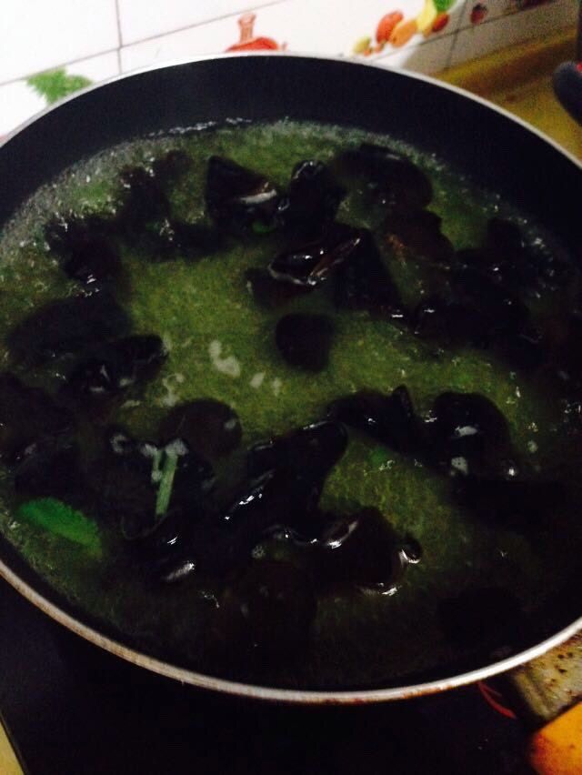 自制水煮肉片,木耳和香菜。也煮一下。