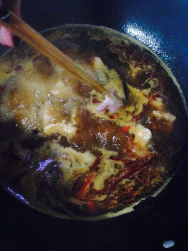 自制水煮肉片,放肉片。肉片要一片一片的放。先不要搅拌。防止卷。或者粘
