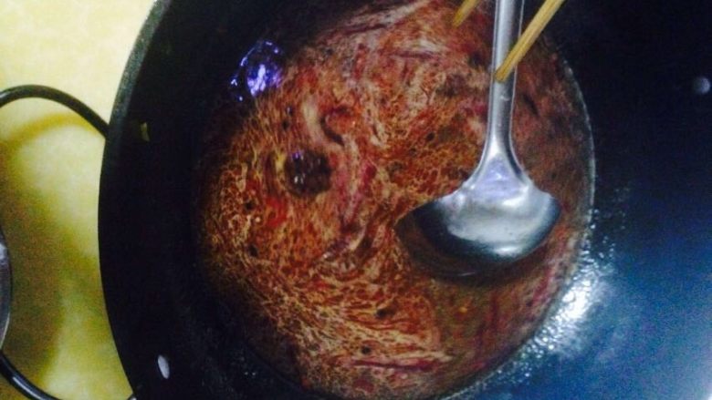 自制水煮肉片,加水。或者高汤。煮开
