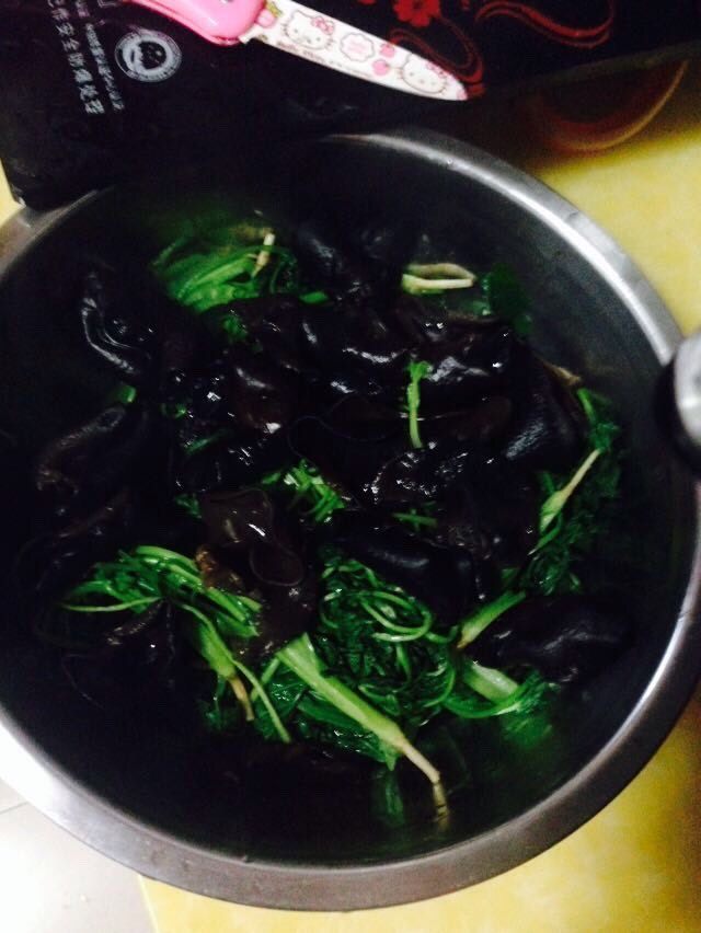 自制水煮肉片,煮好放盆里。备用