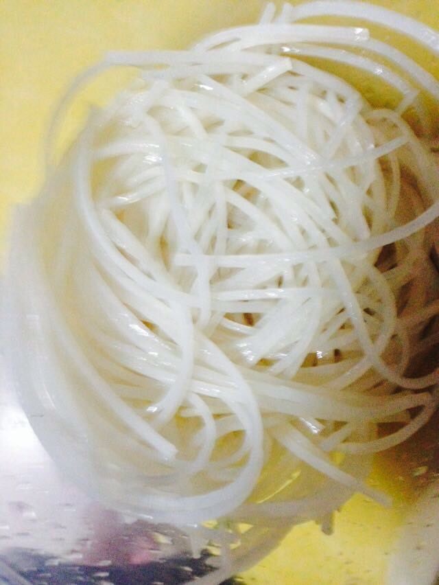 自制水煮肉片,肉熟了。放粉条。这个是泡过的。不用煮很久。