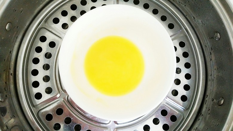 榴芒千层蛋糕,<a style='color:red;display:inline-block;' href='/shicai/ 887'>黄油</a>隔水加热将其融化至液体状!