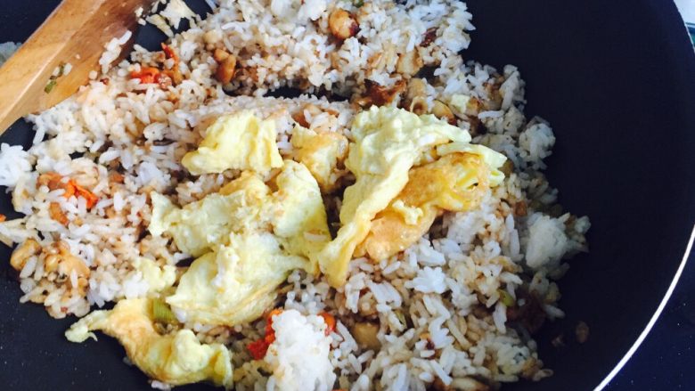 日式海鲜炒饭,放入鸡蛋,炒匀