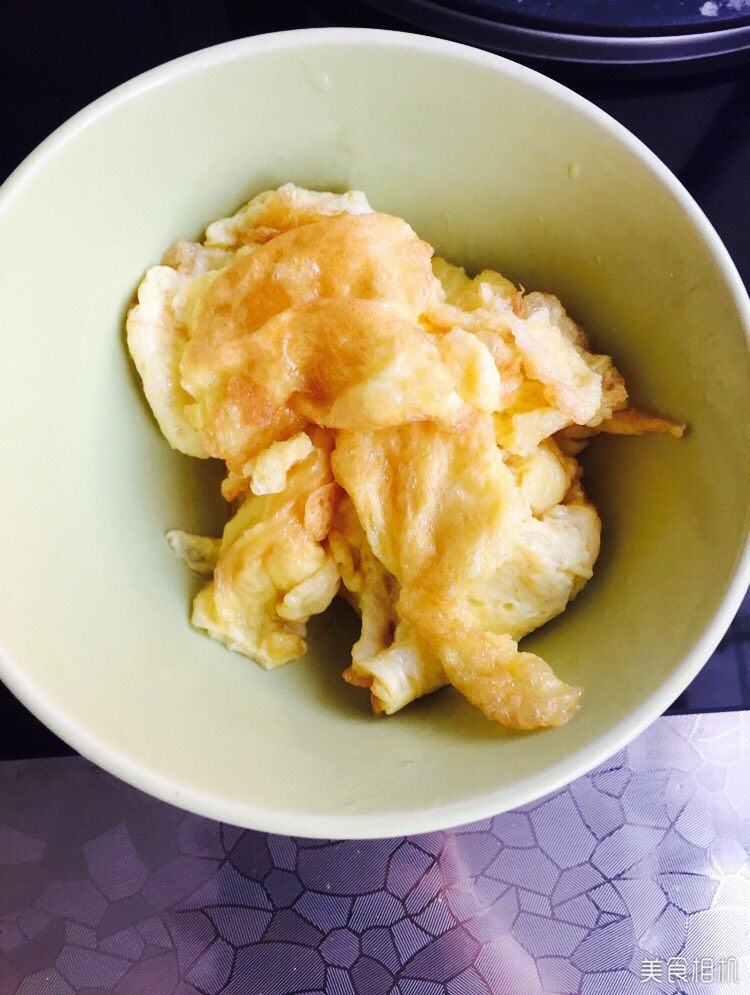 日式海鲜炒饭,盛出,放在碗里。