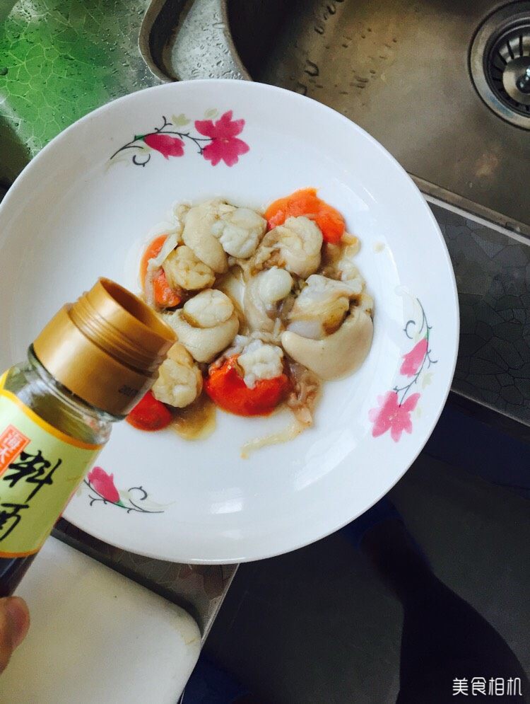 日式海鲜炒饭,放一点<a style='color:red;display:inline-block;' href='/shicai/ 718'>料酒</a>,腌制去腥。