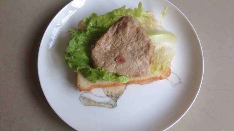 烤猪肉三明治,放上烤猪肉片