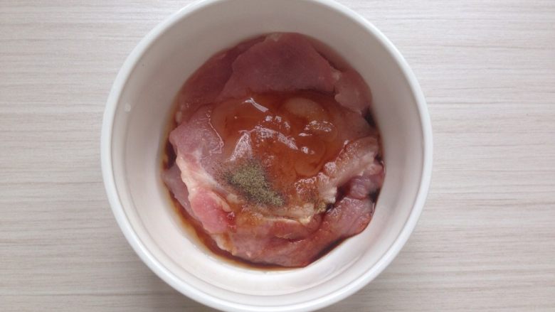 烤猪肉三明治,<a style='color:red;display:inline-block;' href='/shicai/ 11207'>猪肉片</a>用厨房纸吸干水分，加入<a style='color:red;display:inline-block;' href='/shicai/ 692'>酱油</a>，盐，<a style='color:red;display:inline-block;' href='/shicai/ 13417'>酒</a>，<a style='color:red;display:inline-block;' href='/shicai/ 865'>蜂蜜</a>和黑胡椒。